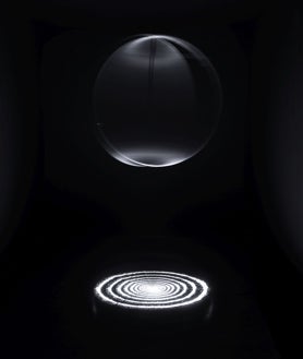 Imagen secundaria 2 - De arriba abajo, "Oscilaciones. Espacio Circular"; performance "Materia. Tiempo"; y 'Túnel. Infinito Circular'