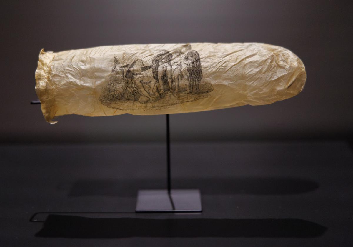 Condón con grabado erótico del siglo XIX, expuesto en Rijksmuseum