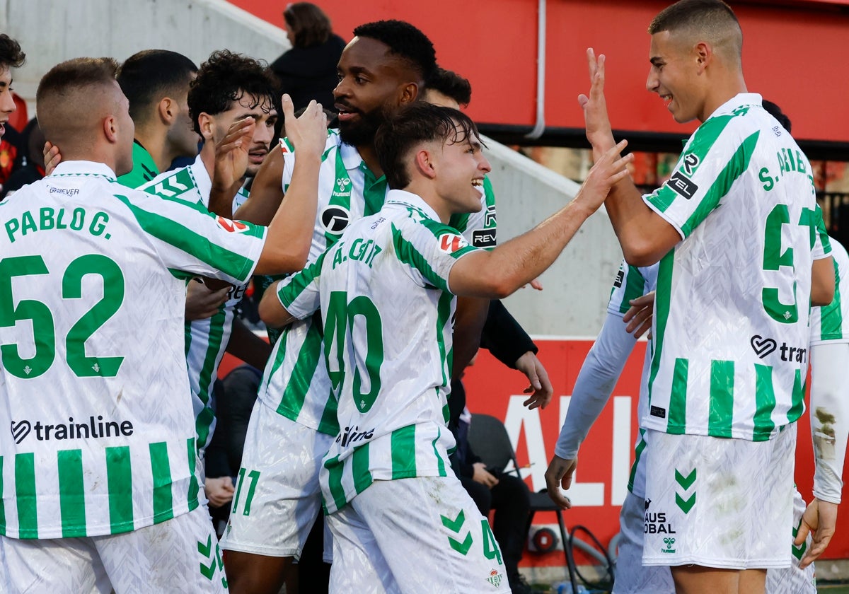 Ángel Ortiz celebra un gol del Betis con Arribas.