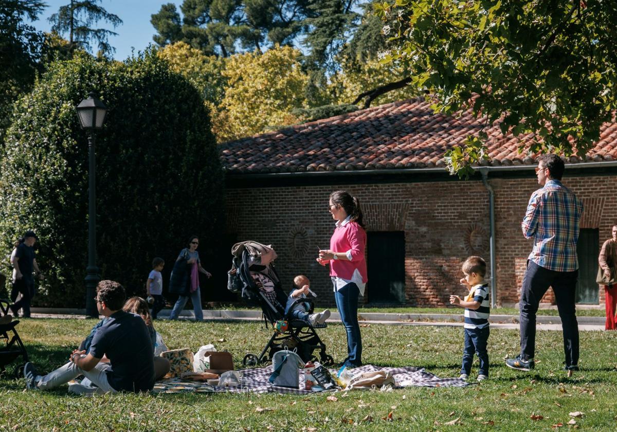 Una familia en el parque del Retiro.