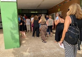 Mañana frenética en los colegios electorales de Málaga para evitar el calor: «Nos vamos directos a la playa»
