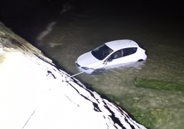 El coche de un conductor drogado y sin carné acaba en el mar de Santander tras una persecución policial