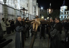 Besar las llagas del Cristo del Amor, nueva tradición de la Semana Santa toledana