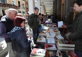 Numerosos paseantes se animan a comprar en los puestos del centro de las ciudades de Castilla y León por el Día del Libro