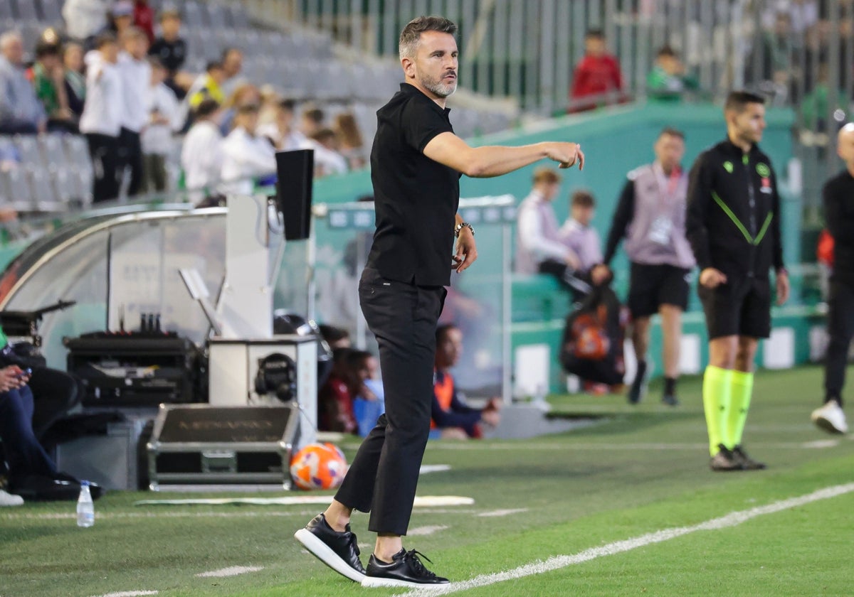 Iván Ania dirige al Córdoba desde el banquillo esta temporada