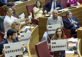 Una protesta de Compromís contra Mazón obliga a parar el debate en las Cortes Valencianas: «¿Dónde estabas?»