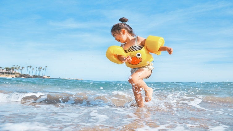 Los mejores juguetes y accesorios para disfrutar la playa con niños este verano
