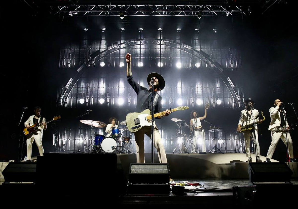 Un momento del concierto de Leiva este sábado en la plaza de España de Sevilla
