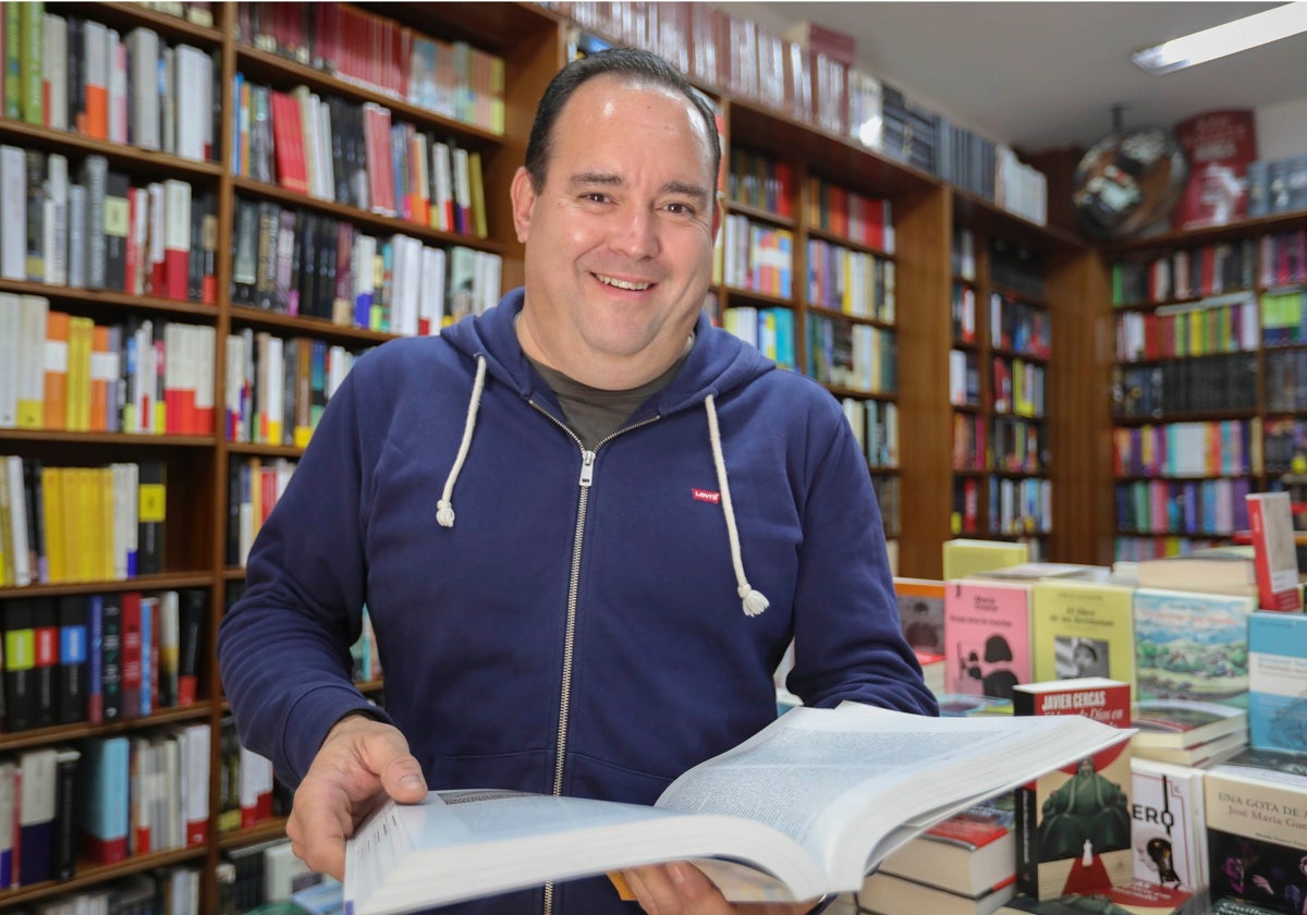 Rafael Rodríguez Núñez antes de la entrevista, en su librería de Santa Catalina