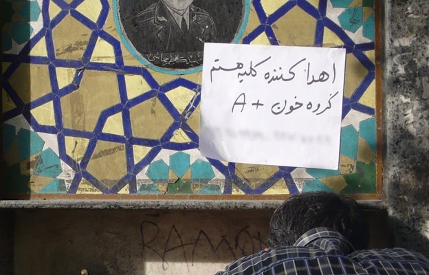Un cartel en Irán que dice «Estoy donando mi riñón, tipo de sangre A+» con un número de teléfono en idioma persa