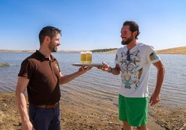 Gabri Calderón (derecha) tuvo que cerrar un chiringuito en Esparragosa de Lares por la sequía. Abrió en diciembre un restaurante con su hermano