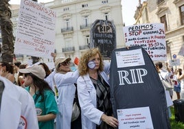 Miles de médicos de toda España secundan la huelga contra el estatuto marco de Mónica García