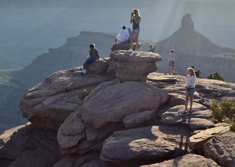 Imagen secundaria 1 - Arriba, la descarnada tierra de cañones que se extiende en el sector Island in the Sky. Abajo, uno de los miradores naturales de Dead Horse Point