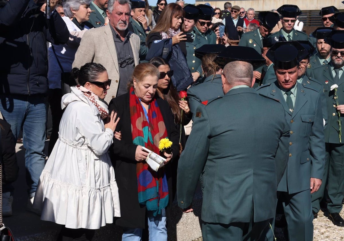 La madre de uno de los agentes durante una ofrenda floral en homenaje a los guardias civiles fallecidos, en el puerto de Barbate, a 9 de febrero de 2025, en Barbate,
