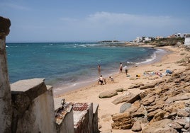 La playa del Pirata, el  paraíso abandonado : «Hay piedras que no he visto nunca»