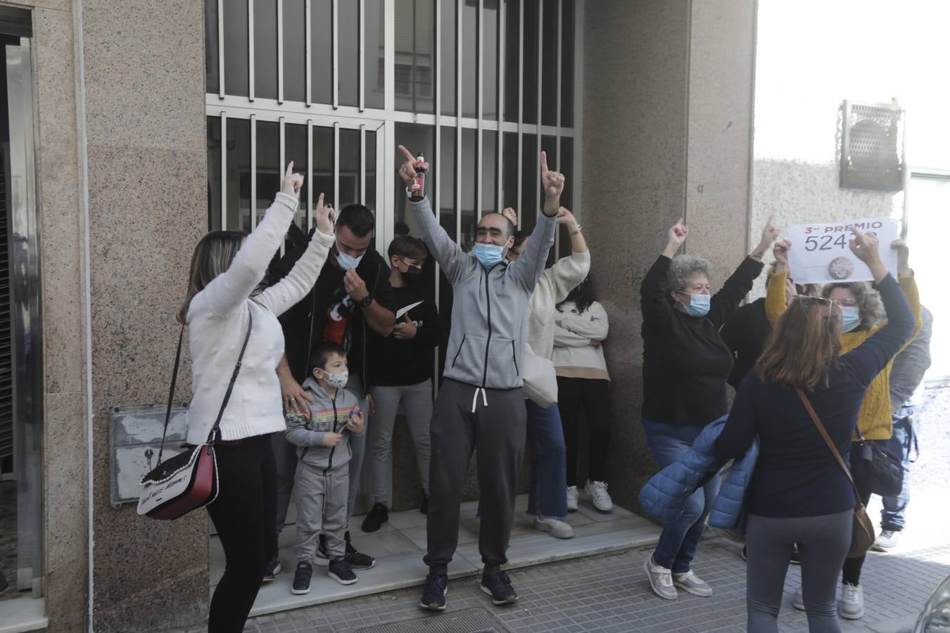 Una peña carnavalesca reparte 19 millones de euros del tercer premio de la Lotería de Navidad